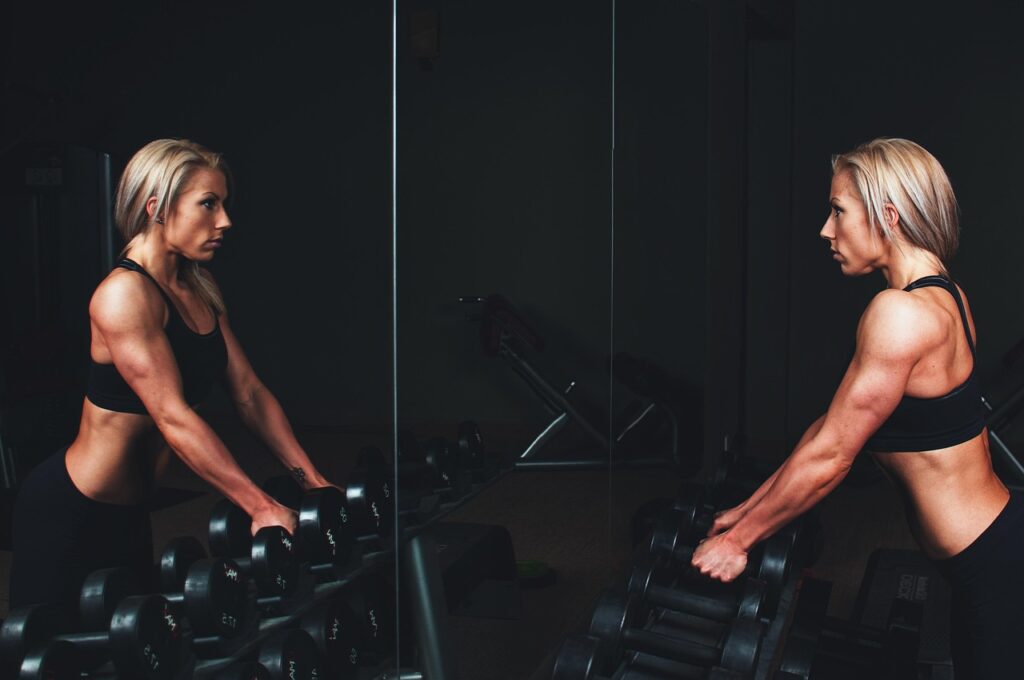 Recuperación Muscular: 10 Consejos para Recuperarte Más Rápido Tras el Entrenamiento training, muscles, arms, blonde, bar bells, workout, fitness, exercise, sport, gym, strong, young, woman, person, healthy, lifestyle, body, fit, muscular, studio, athlete, equipment, strength, female, active, power, mirror, blue fitness, blue gym, blue exercise, blue training, blue healthy, blue workout, blue sports, blue body, blue mirror, blue power, fitness, gym, gym, gym, gym, gym, mirror