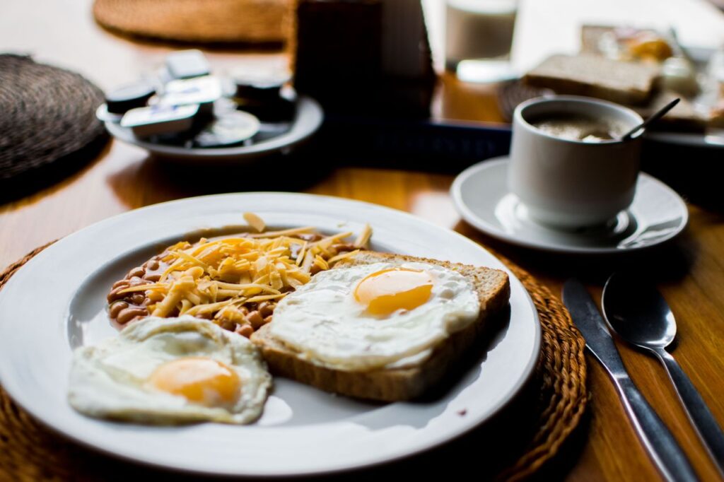 Desayuno rico en proteína con huevos y legumbres
